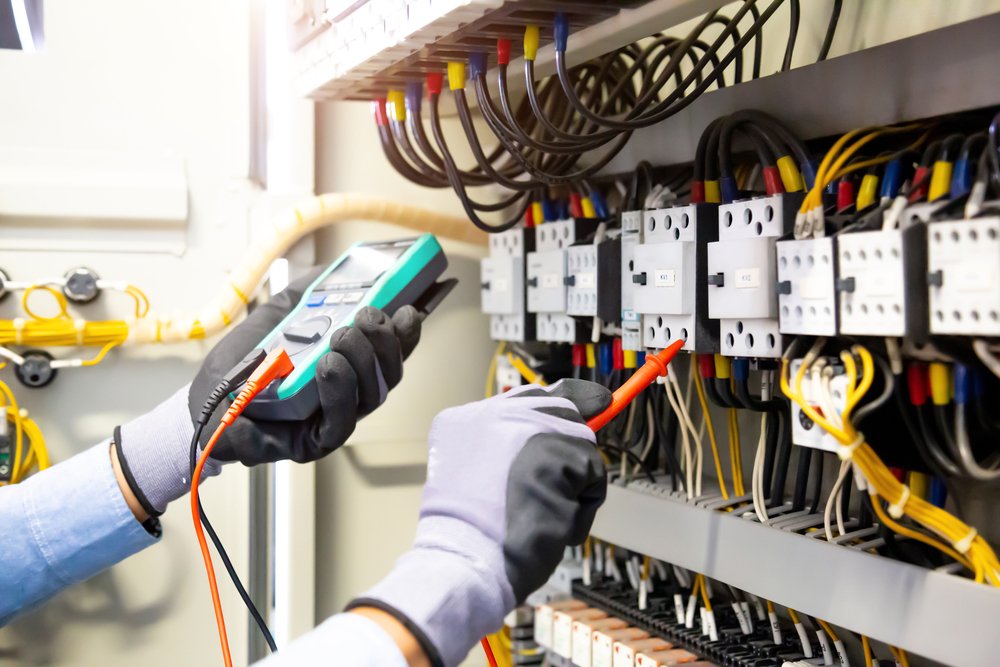 Electrical,Engineer,Using,Digital,Multi-meter,Measuring,Equipment,To,Checking,Electric